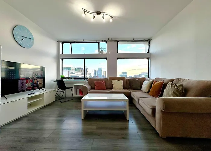 2 Bedroom, 2 Bath, Very Popular City Centre Apartment